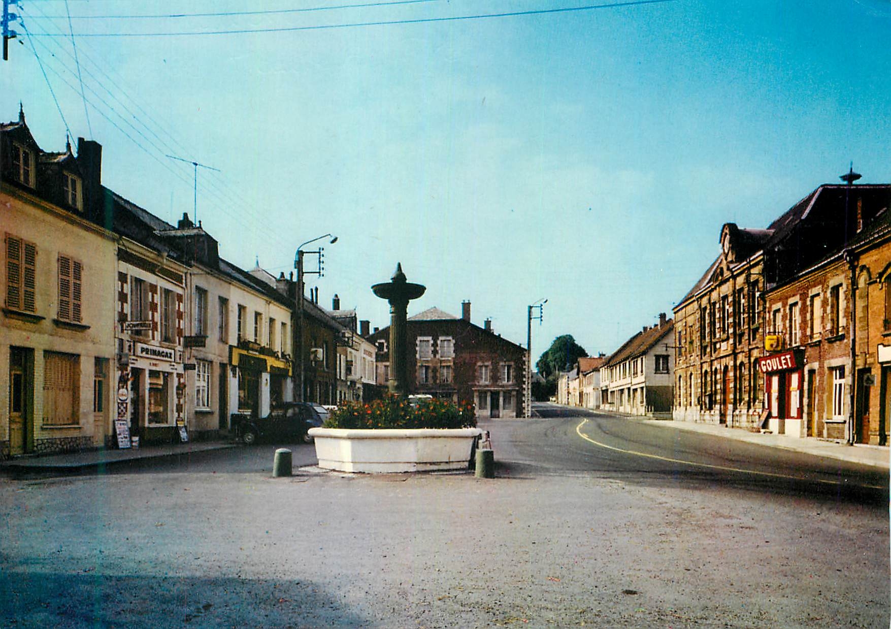 CPM Maubert Fontaine (Ardennes) Place Pricipale