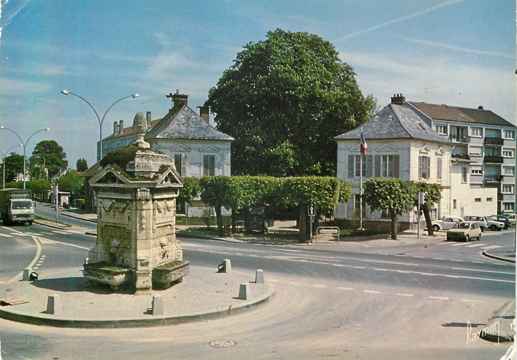 CPM Arnouville les Gonesse (Val d'Oise) La Fontaine (XVIIIe S) Place de la Republique et la Mairie