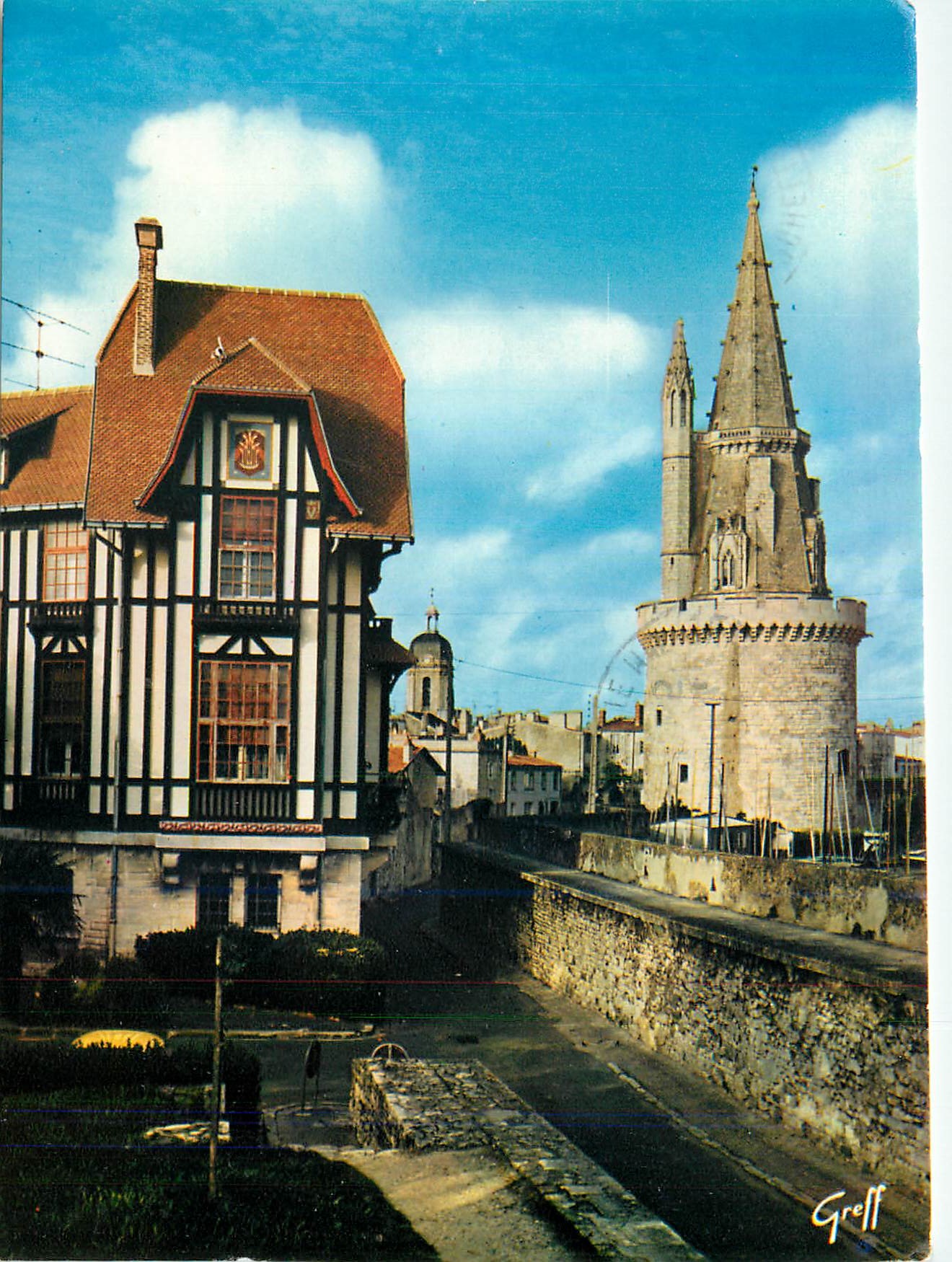 CPM En Aunis La Rochelle (Charente Maritime) Promenade des Remparts