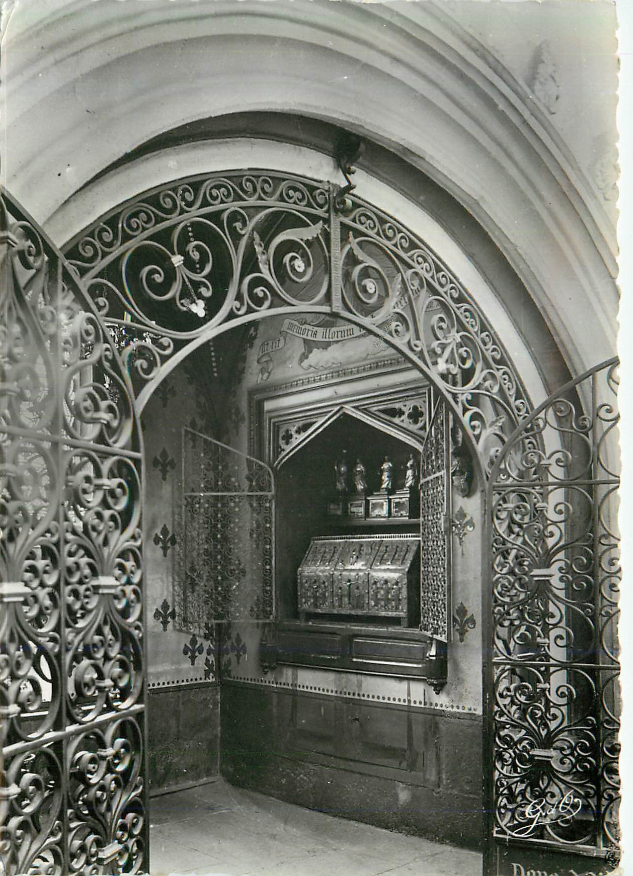 CPM Mozac L'Auvergne Pres Riom (Puy de Dome) Eglise Abbatiale Saint Pierre de Mozat