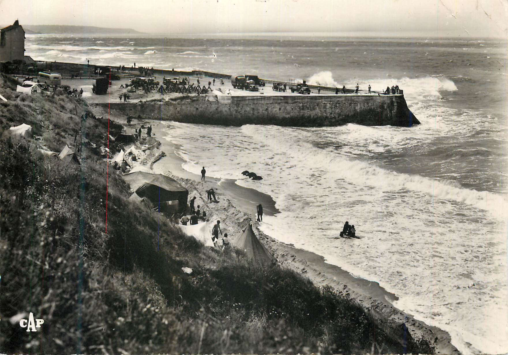 TROUVILLE-DEAUVILLE — Effets de vagues à l'Esplanade des Roches Noires — Réal-Photo