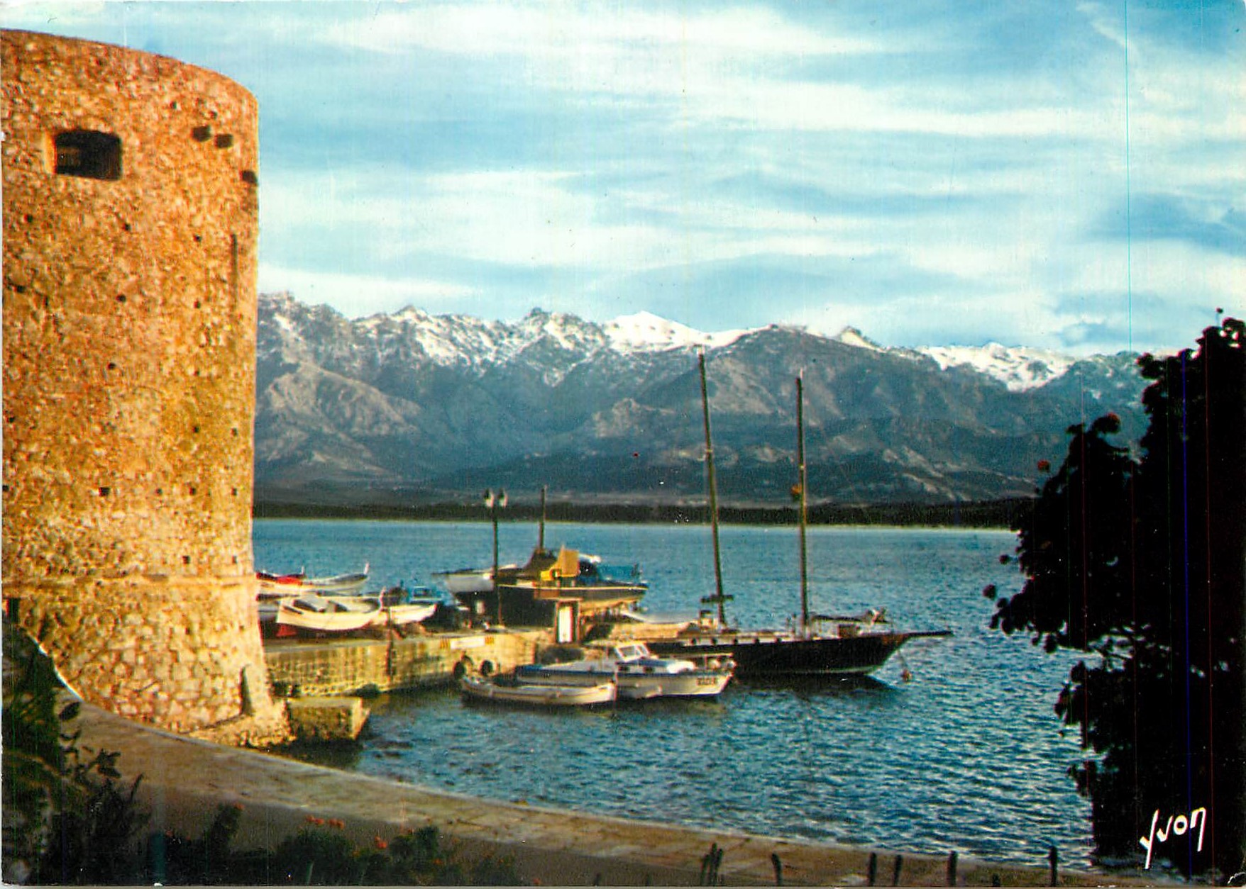 Calvi — Station climatique, offre au printemps le contraste de sa rade lumineuse entourée de massifs enneigés — Éditions d'art Arcueil