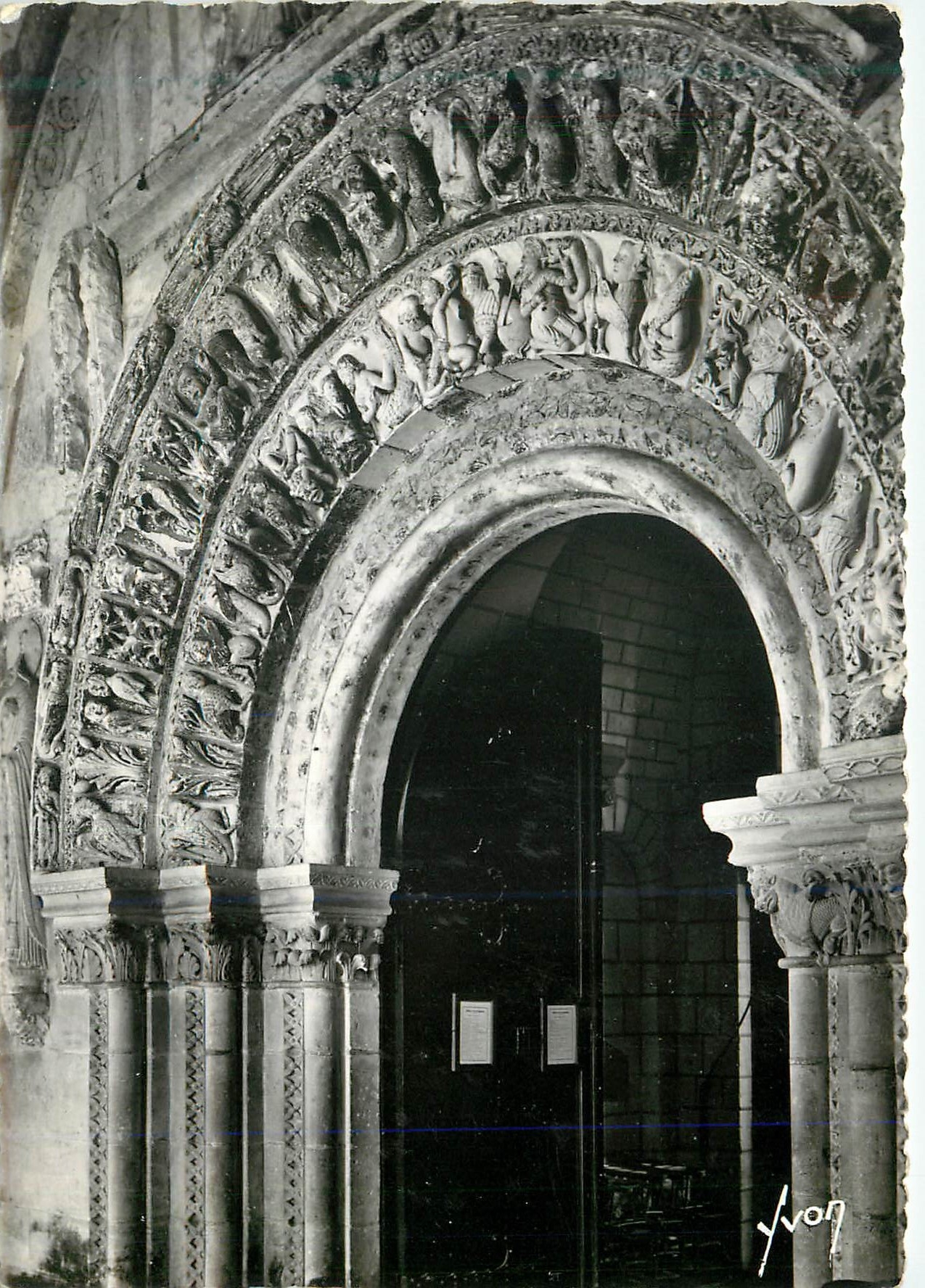 CPM Chateau de Loches (I et L) Porte de la Collegiale Saint Ours (XIIe S)