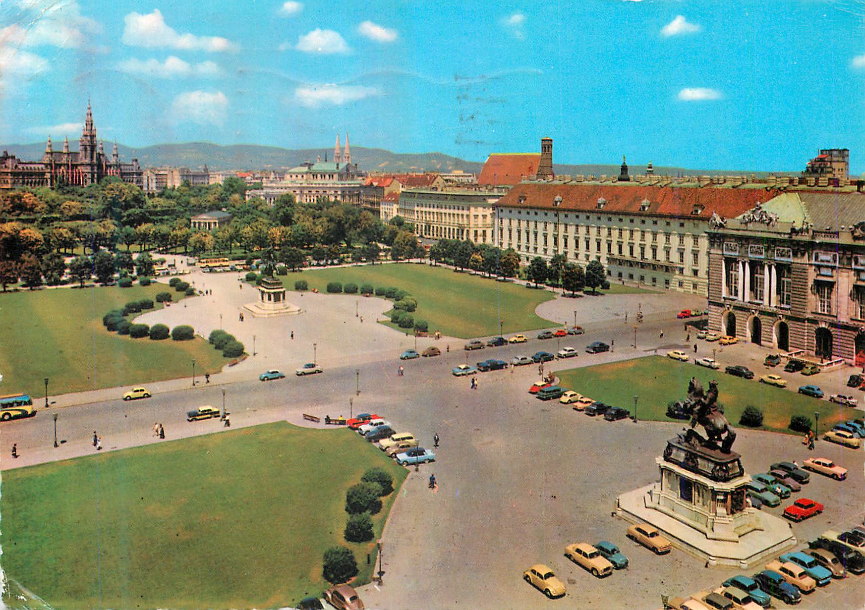 CPM Vienne Heldenplatz Vis a vis de l'Hotel de Ville du Burgtheater et du Chateau Hofburg