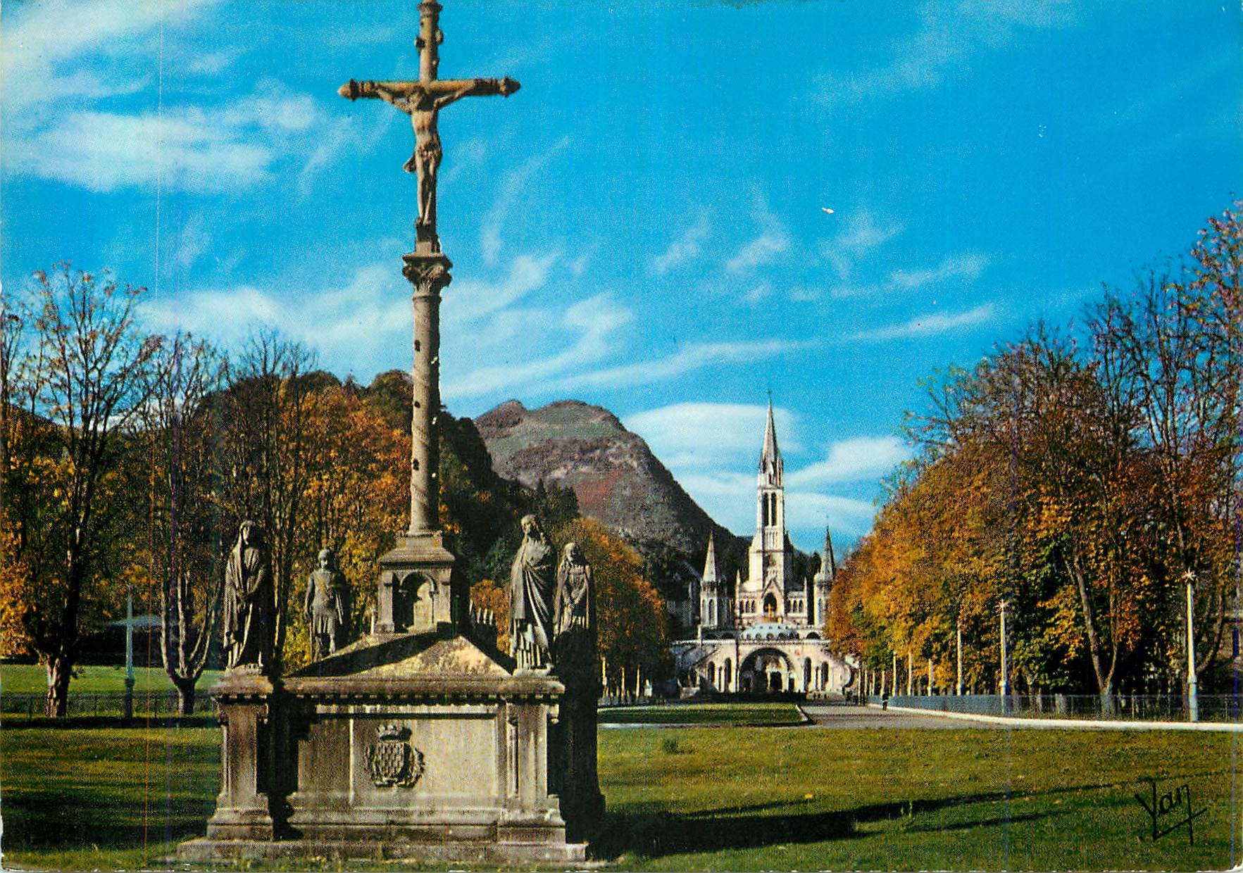 CPA Lourdes Nos Belles Pyrenees Le Calvaire Breton et la Basilique