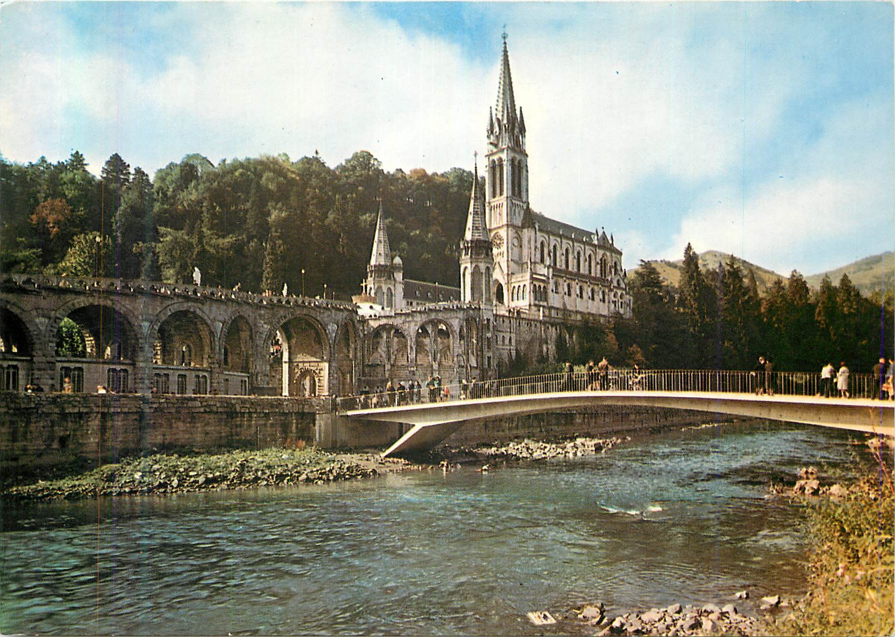 CPA Lourdes (Hautes Pyrenees) La Basilique et le Gave