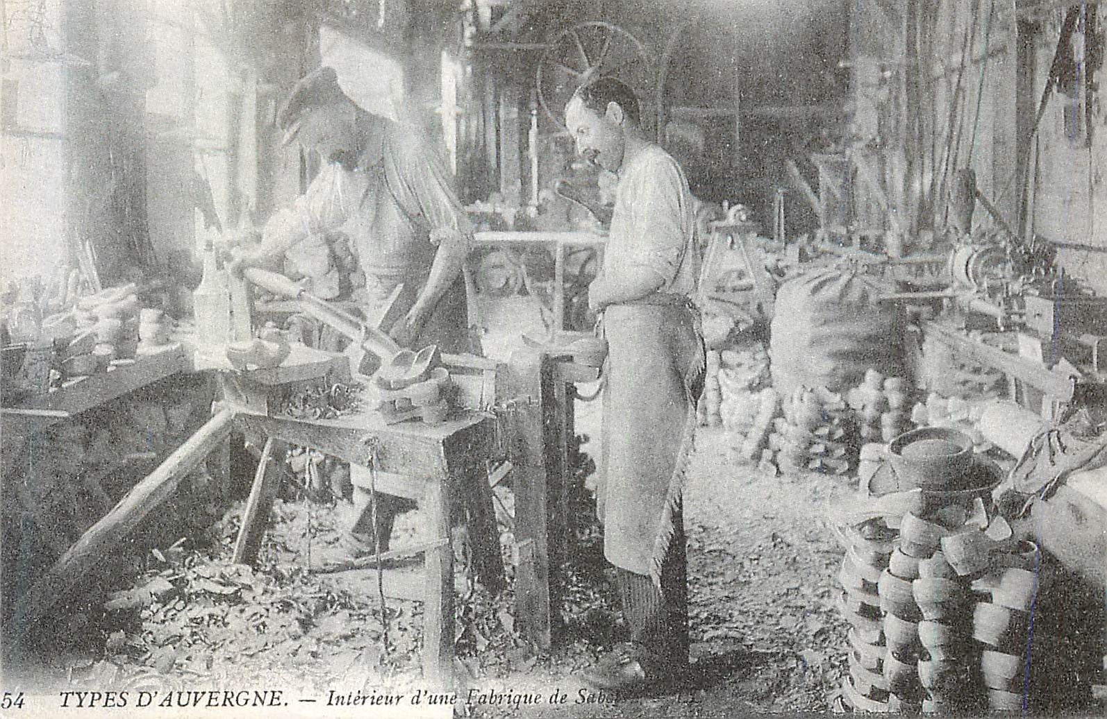 Intérieur d'une Fabrique de Sabots — Types d'Auvergne — Édito Service S.A.