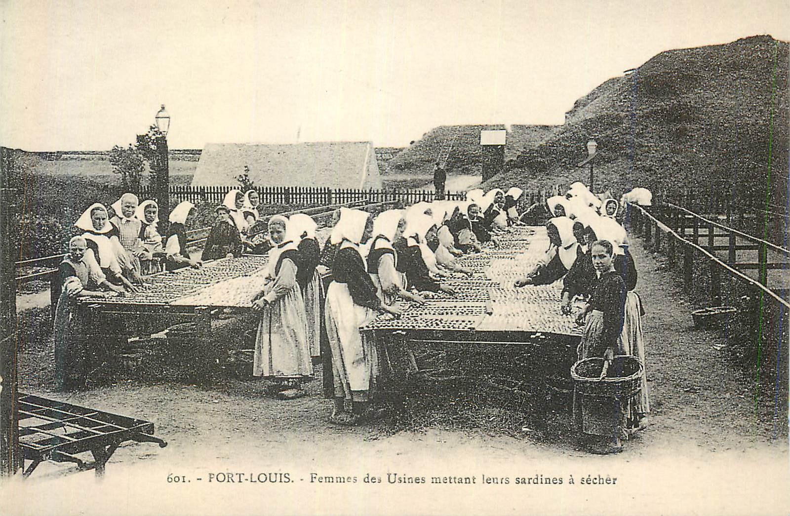 Port-Louis — Femmes des Usines mettant leurs sardines à sécher — Éditeur Imp. C.E.E. n° 601