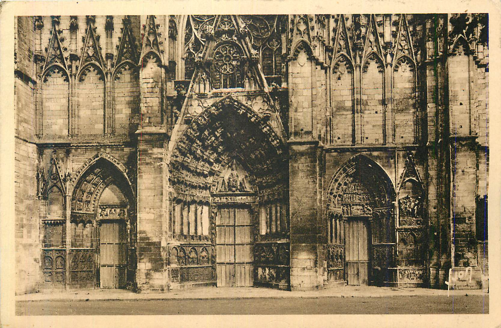 CPA Auxerre (Yonne) Facade Principale de la Cathedrale