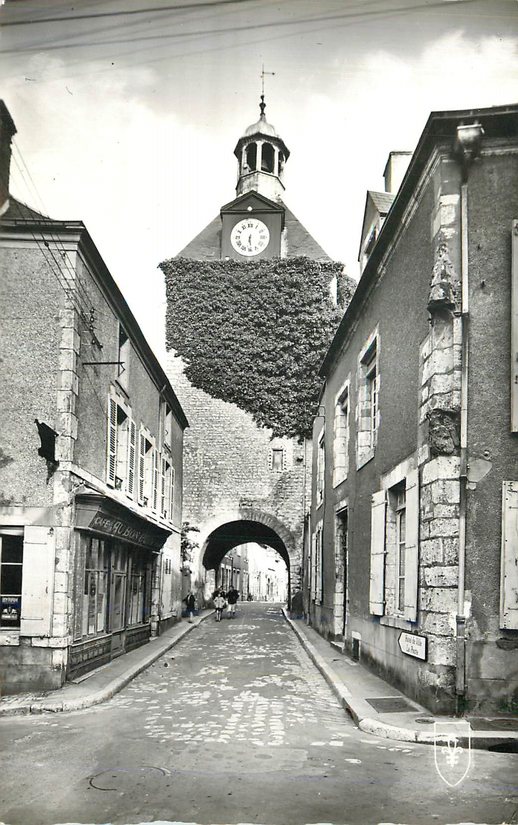 CPM Beaugency (Loiret) La Tour de l'Horloge