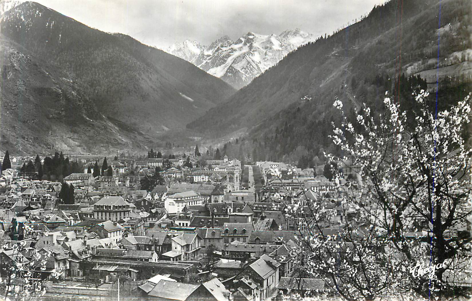 CPM Luchon La Reine des Pyrenees Vue Generale au Printemps Le Port de Venasque Alt 2418 m