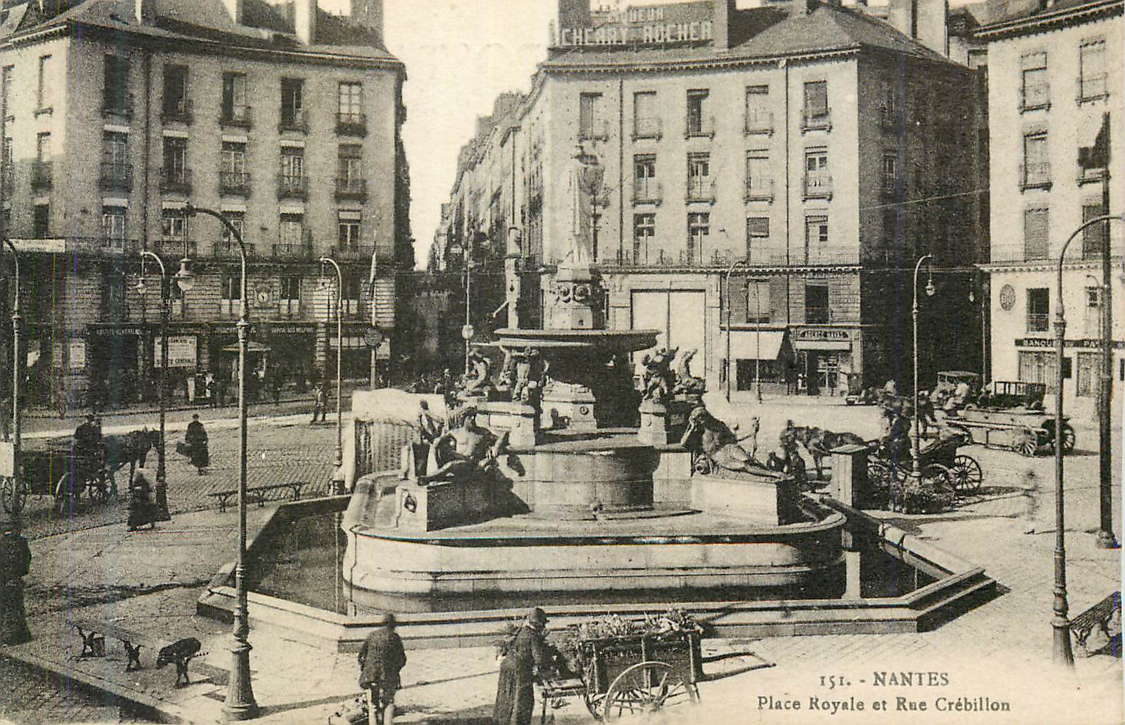 CPA Nantes Place Royale et Rue Crebilion