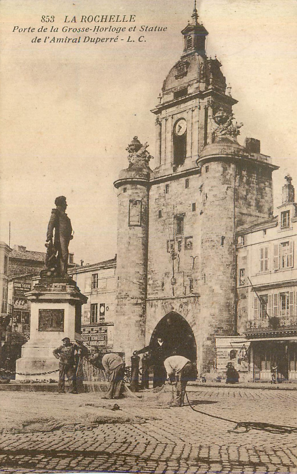 CPA La Rochelle Porte de la Grosse Horloge et Statue de l'Amiral Duperre