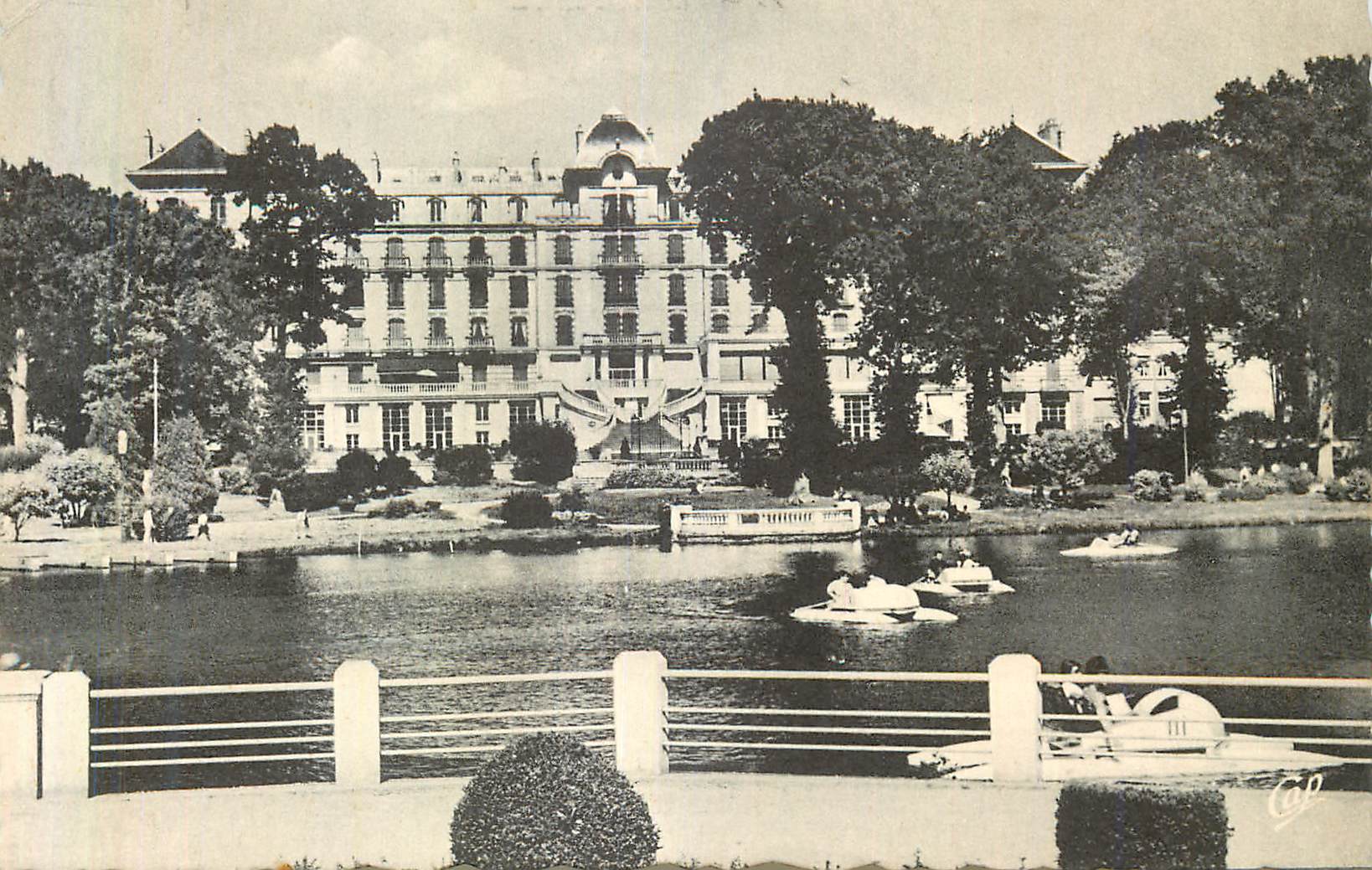CPM Bagnoles de L'Orne La Residence du Lac et Les Pedalos