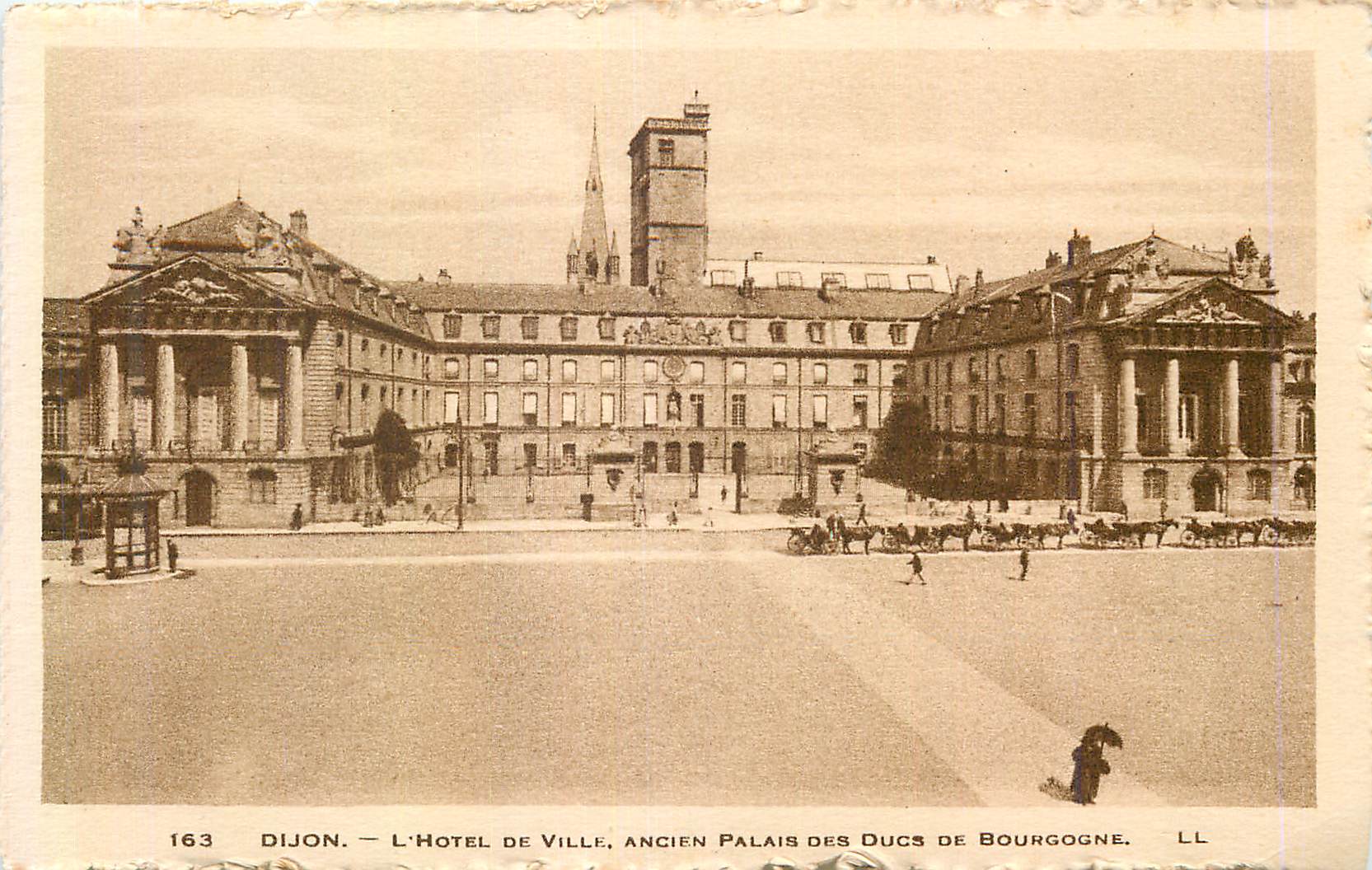 CPA Dijon L'Hotel de Ville Ancien Palais des Ducs de Bourgogne