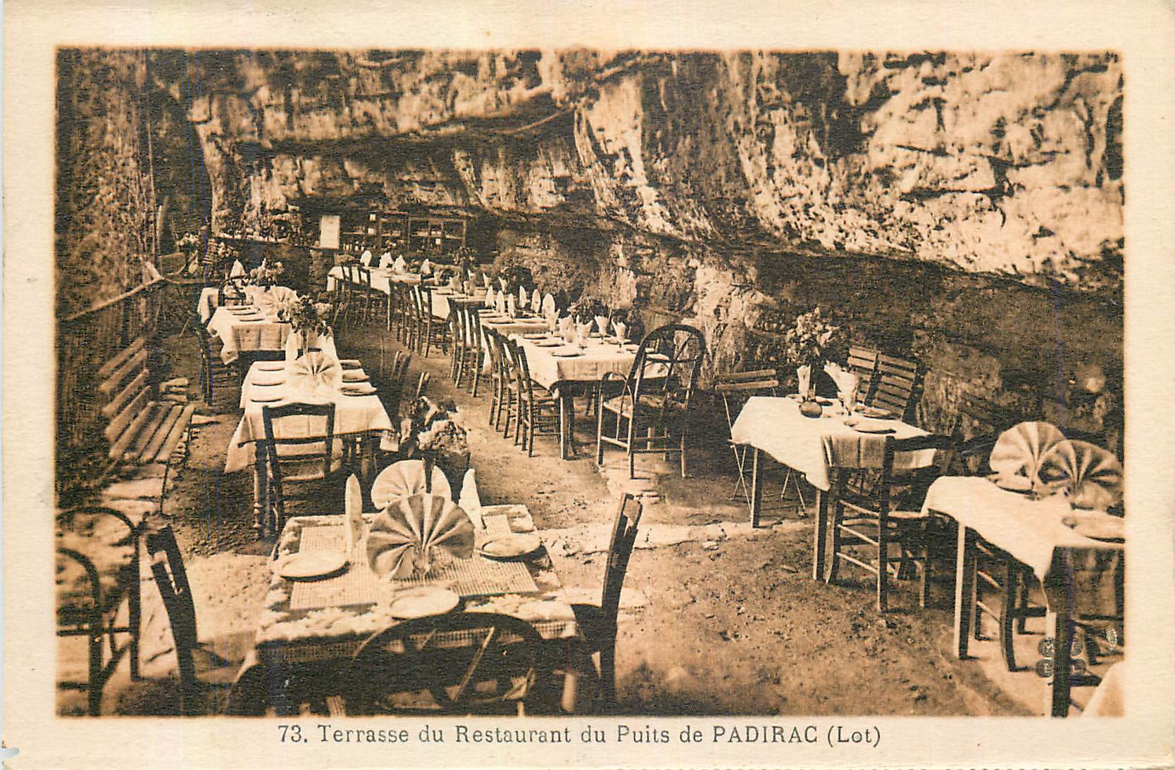 Terrasse du Restaurant du Puits de PADIRAC (Lot) — n°73 — éditeur non visible