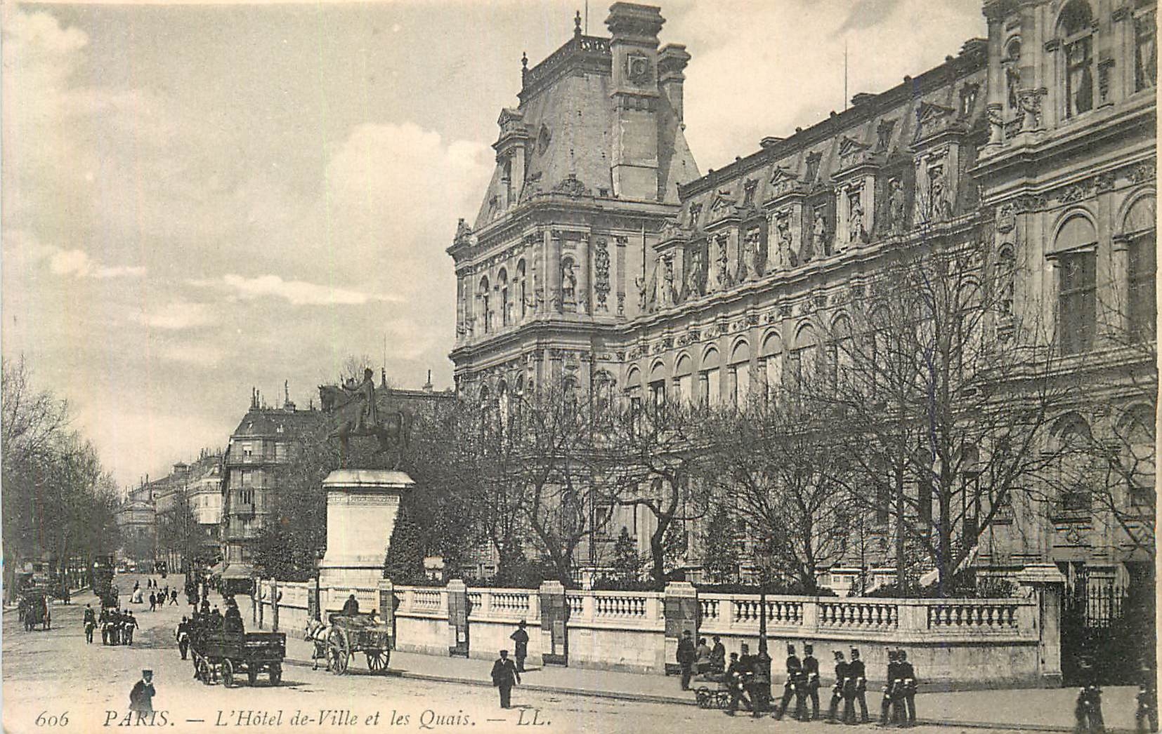 CPA Paris L'Hotel de Ville et les Quais Militaria