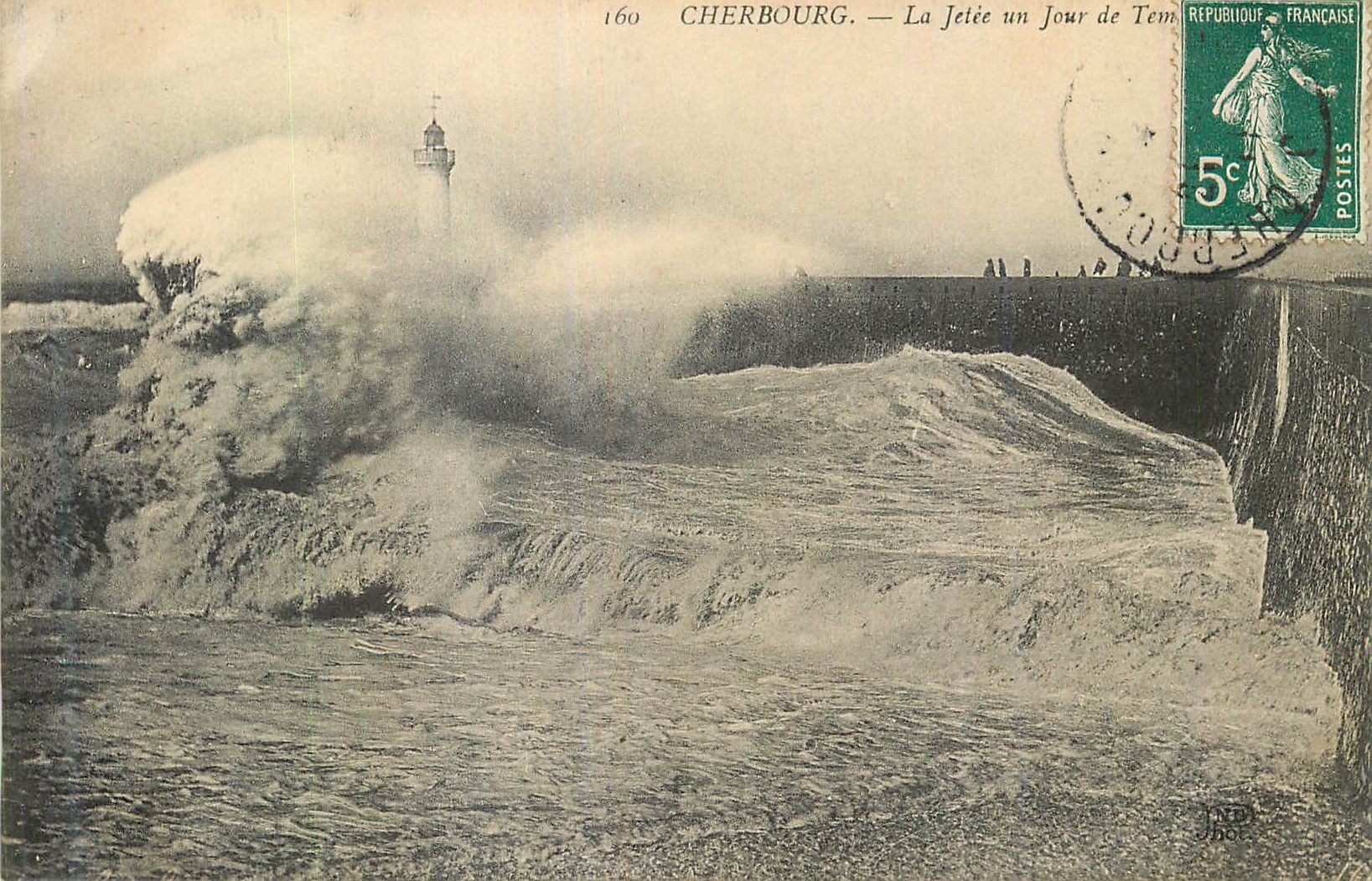 CPA Cherbourg La Jetee un Jour de Tempete