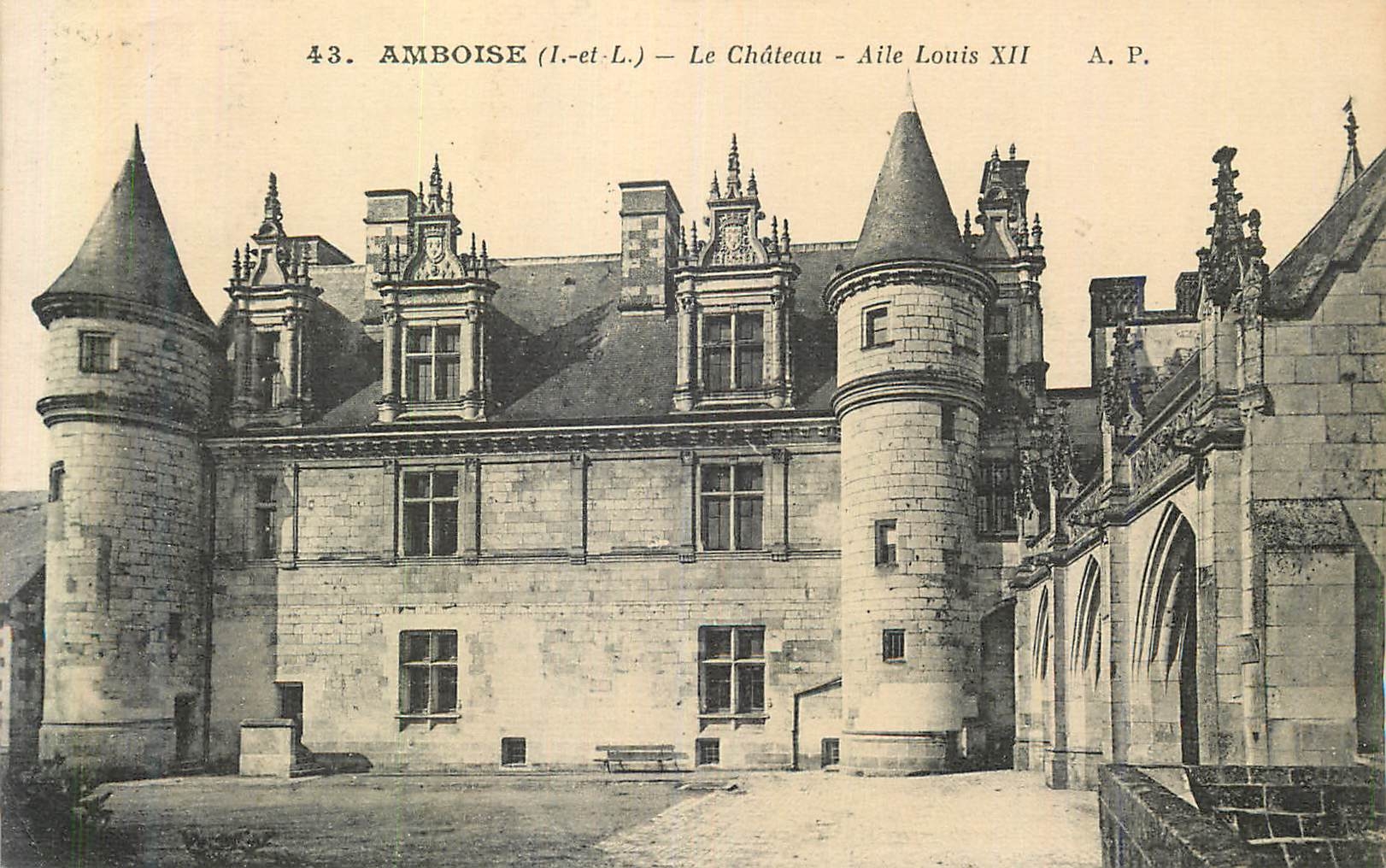 CPA Amboise (I et L) Le Chateau Aile Louis XII
