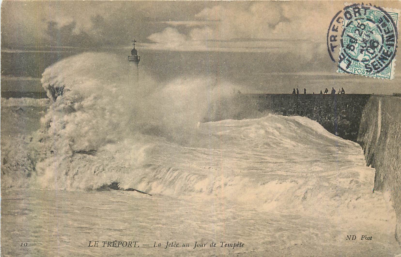 CPA Le Treport La Jetee un Jour de Tempete