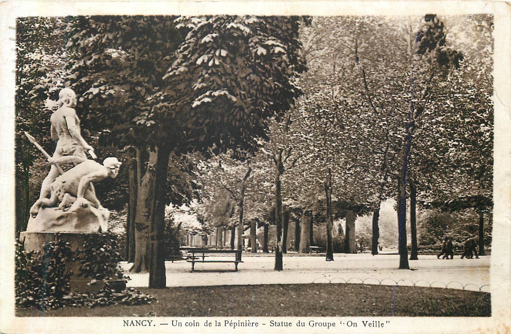 CPA Nancy Un Coin de la Pepiniere Statue du Groupe On Veille