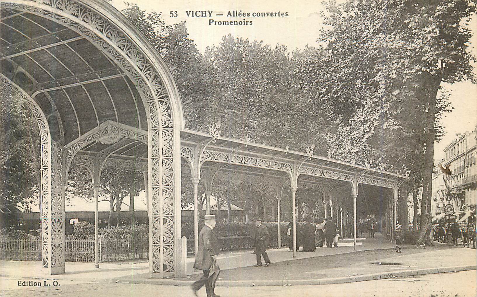 CPA Vichy Allees Couvertes Promenoirs