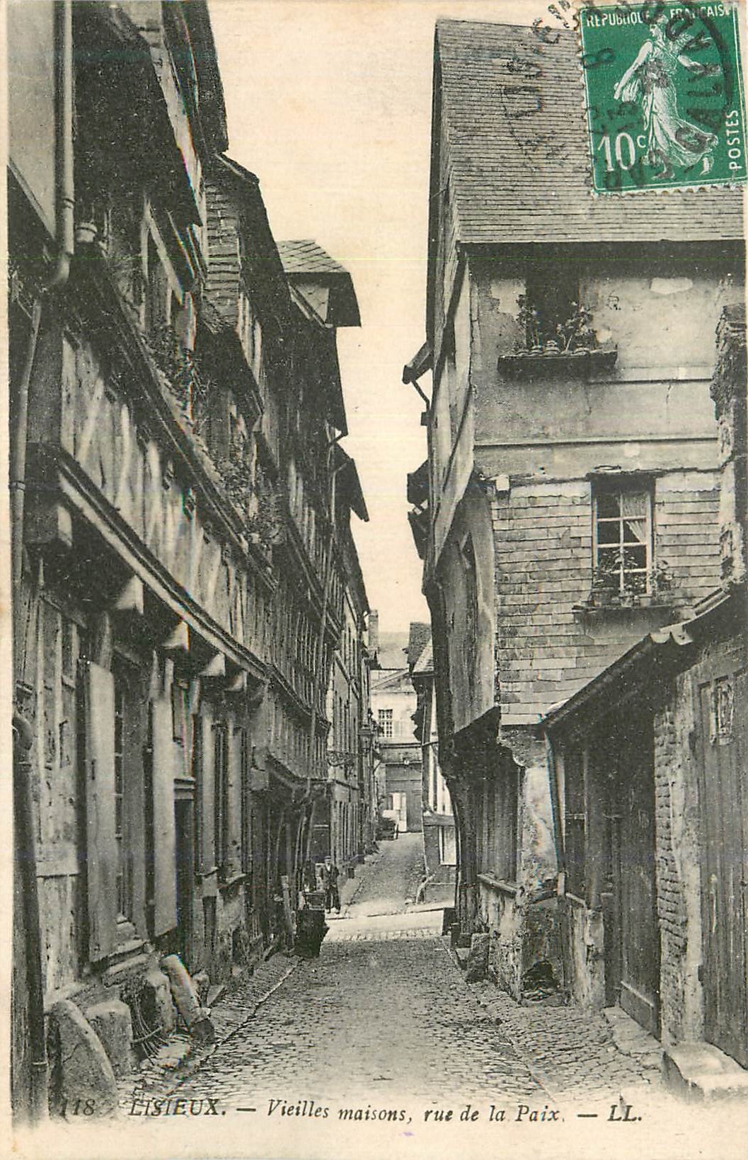 Lisieux — Vieilles maisons, rue de la Paix — LL.