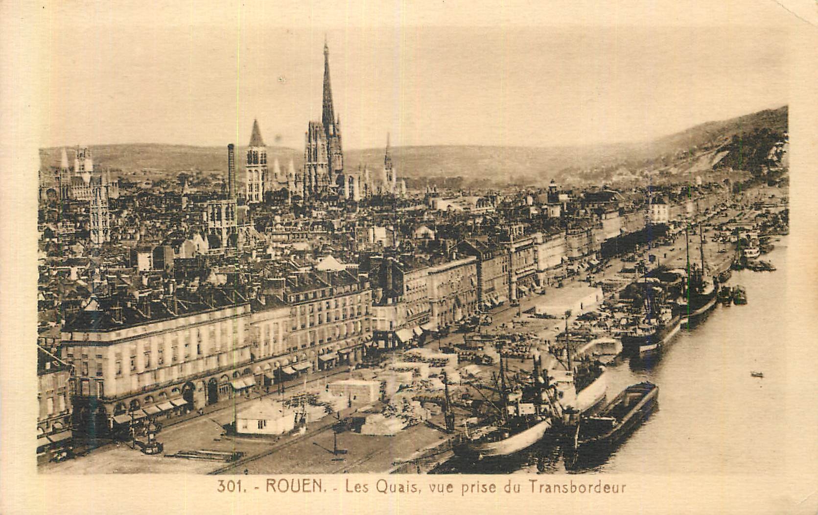 CPA Rouen Les Quais Vue prise du Transbordeur Bateaux