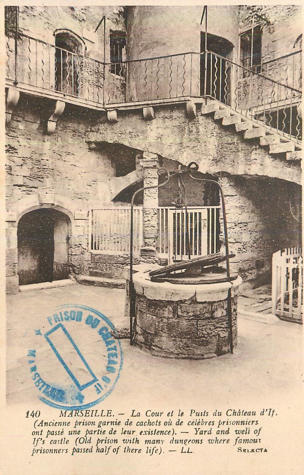 CPA Marseille La Cour et le Puits du Chateau d'If