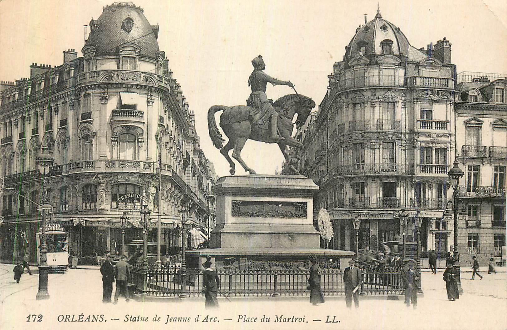 CPA Orleans Statue de Jeanne d'Arc Plage du Martroi Tramway