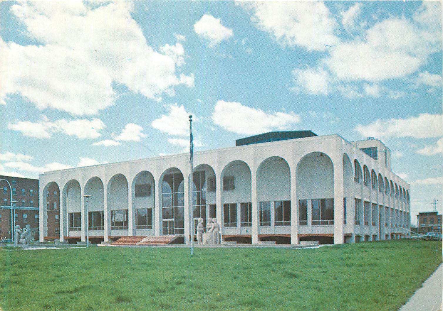 CPM Saint Hyacinthe la Jolie (Quebec) Le Palais de Justice en Face du Parc Dessaulles