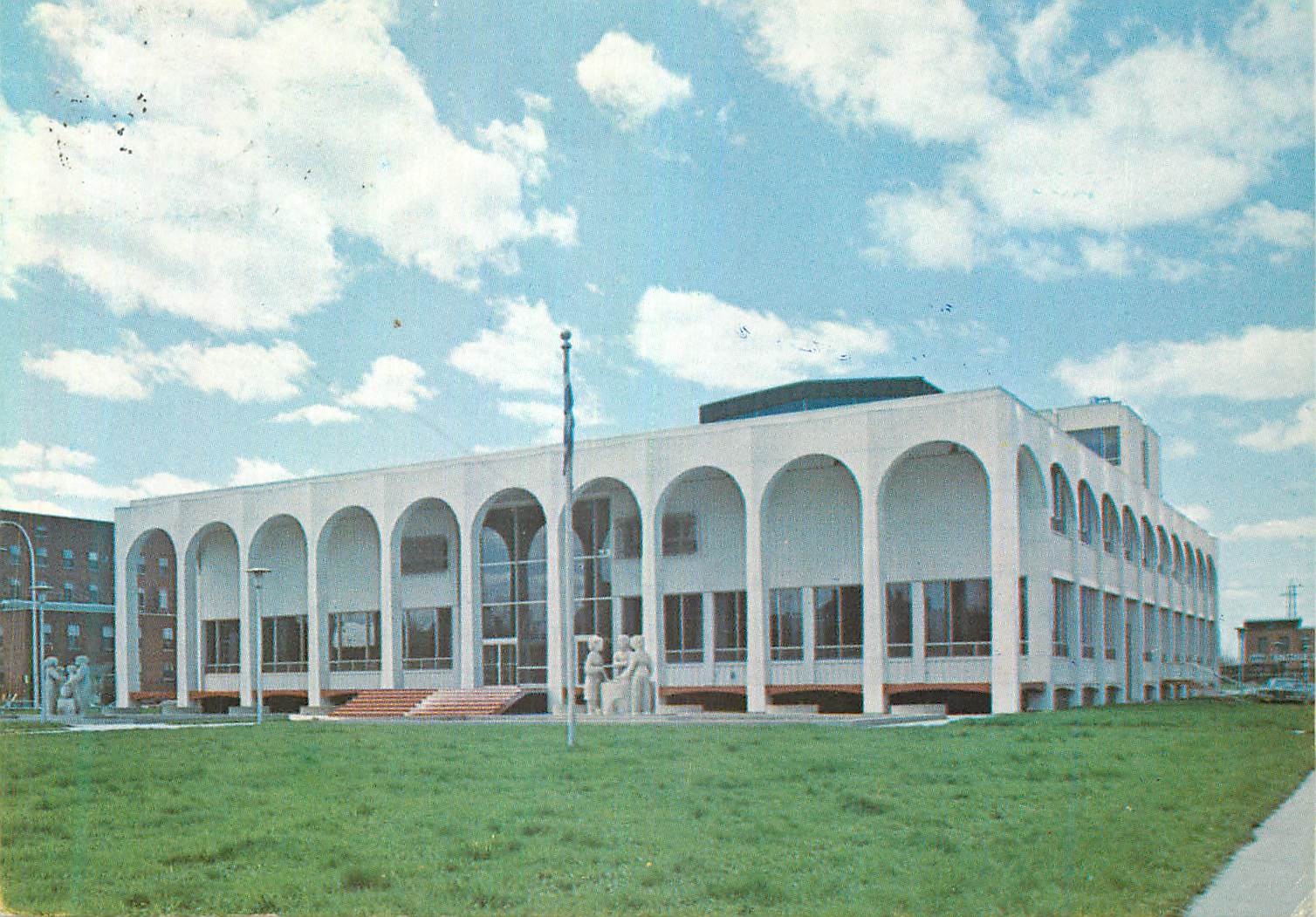 CPM Saint Hyacinthe la Jolie (Quebec) Le Palais de Justice en Face du Parc Dessaulles
