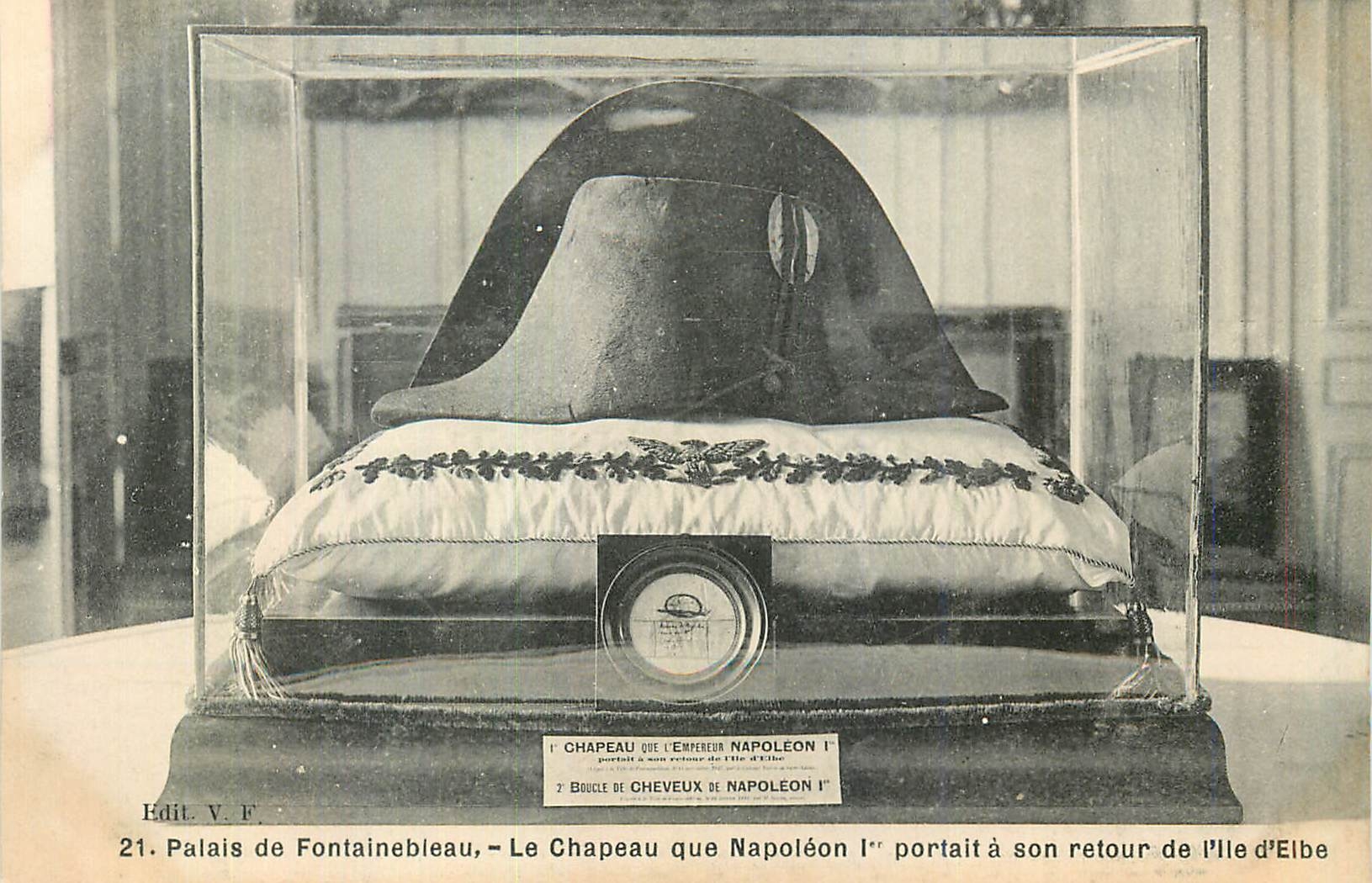 Hut und Haarlocke Napoleons I. — Schloss Fontainebleau — Verlag V. F. Nr. 21