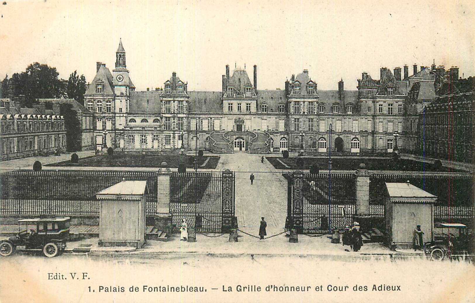 Schloss Fontainebleau — Das Ehrentor und der Abschiedsplatz — Edit. V.F.