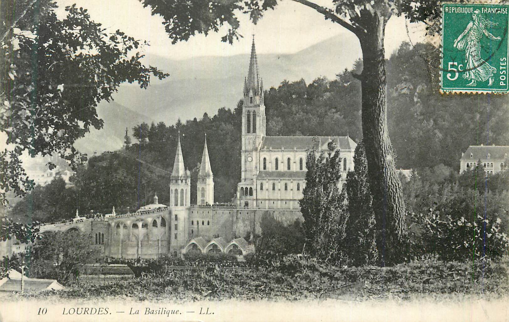 CPA Lourdes La Basilique