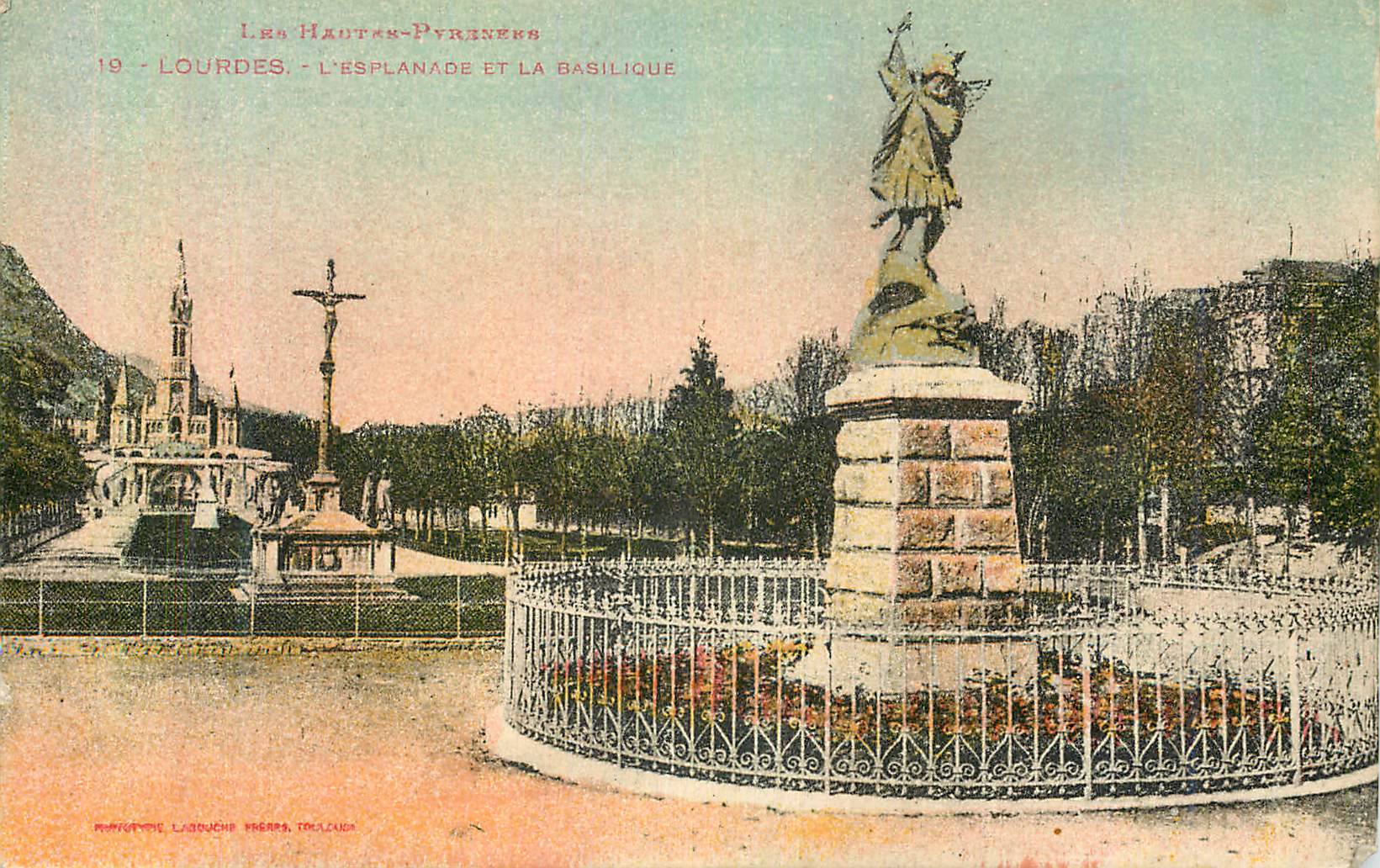 CPA Lourdes Les Hautes Pyrenees L'Esplanade et la Basilique