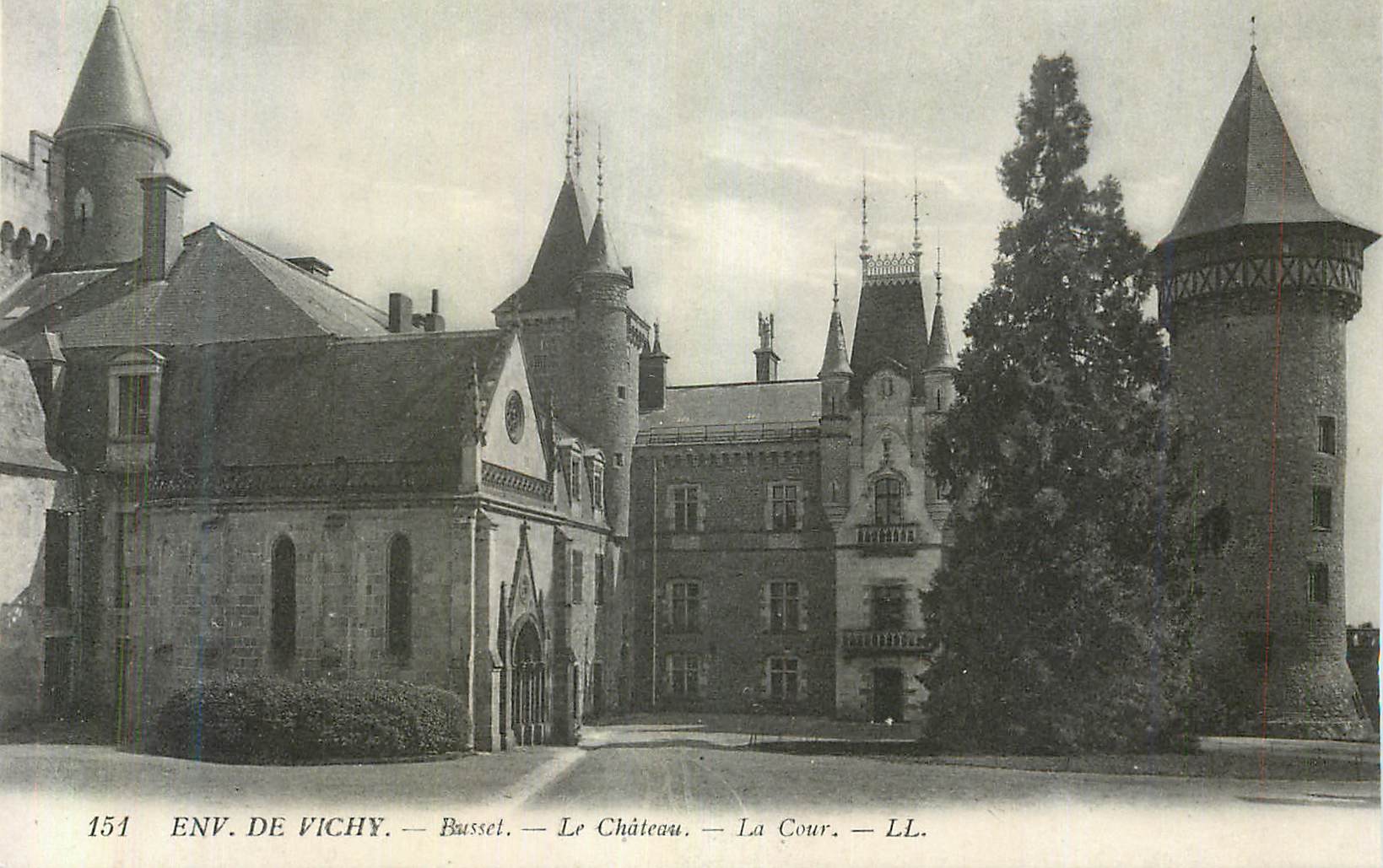 CPA Env de Vichy Bussel Le Chateau La Cour