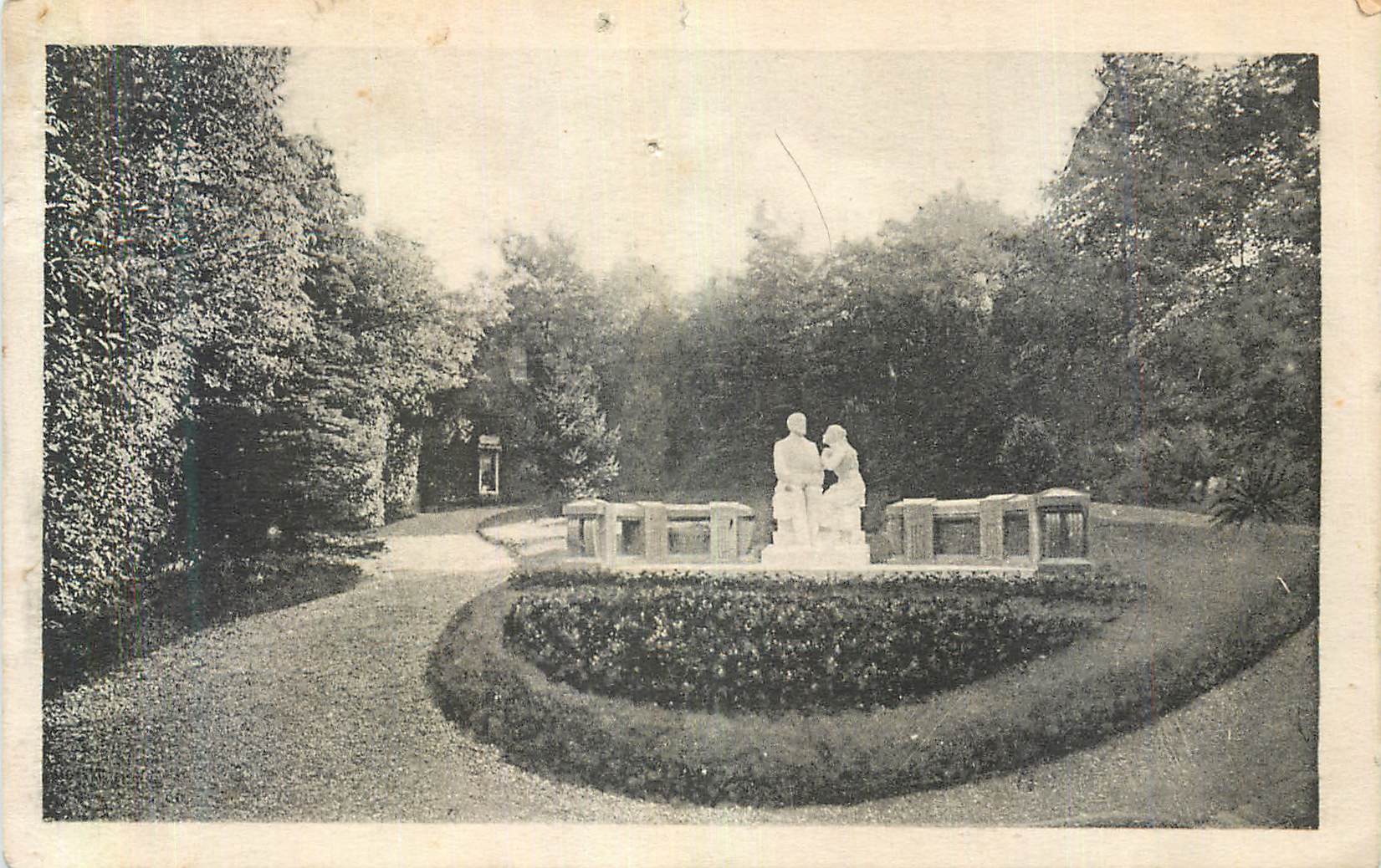 CPA Le Jardin des Buissonnets Le Monument s'eleve a l'Endroit meme ou Sainte Therese de l'Enfant Jesus Demanda a son Per