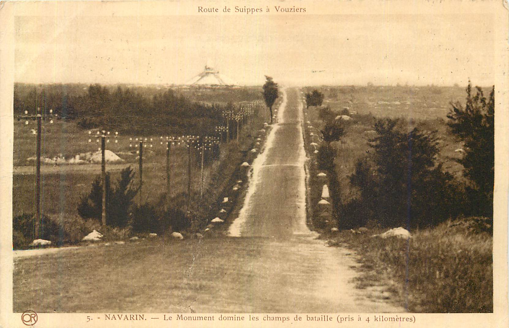CPA Vouziers Route de Suippes Navarin Le Monument Domine les Champs de Bataille (pris a 4 Kilometres)