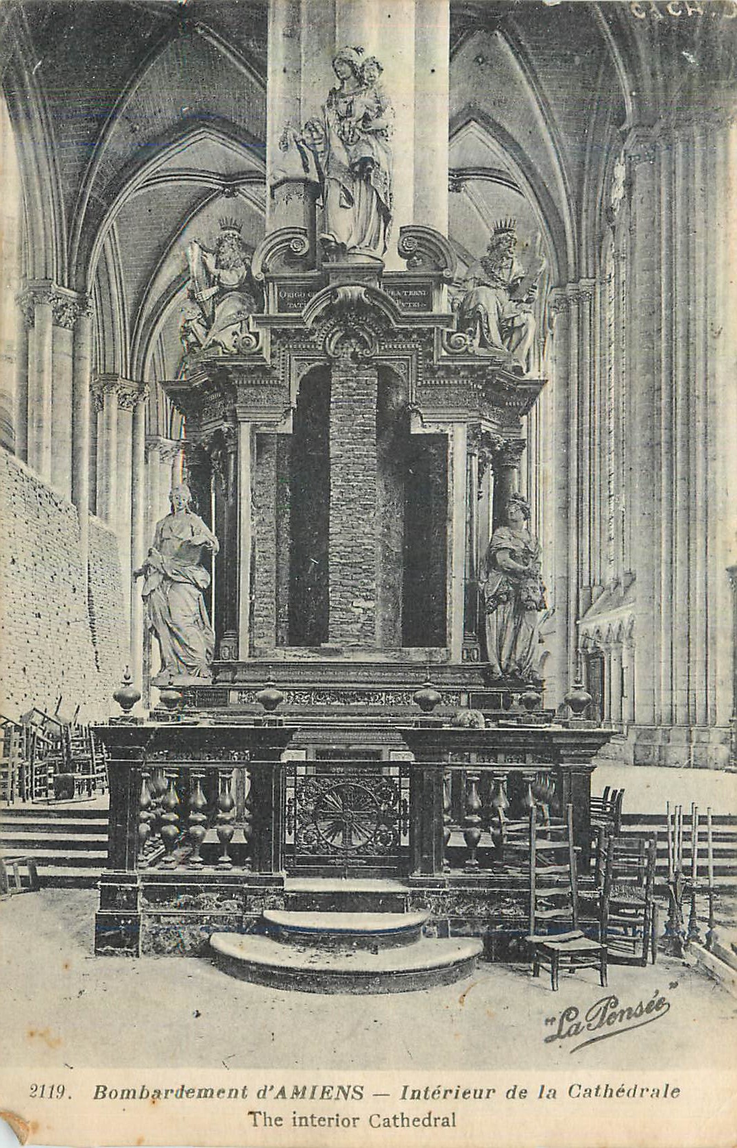 CPA Bombardement d'Amiens Interieur de la Cathedrale