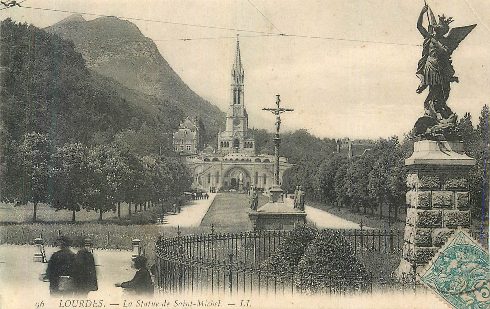 CPA Lourdes La Statue de Saint Michel