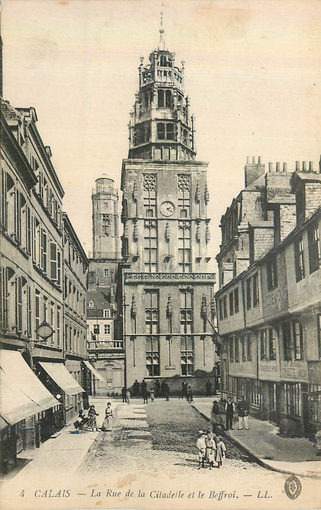 CPA Calais La Rue de la Citadelle et le Beffroi