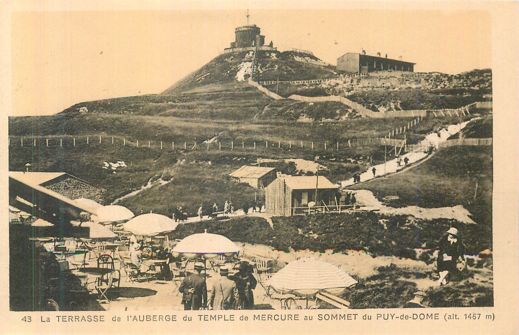 CPA au Sommet du Puy de Dome (alt 1467 m) La Terrasse de l'Auberge du Temple de Mercure 