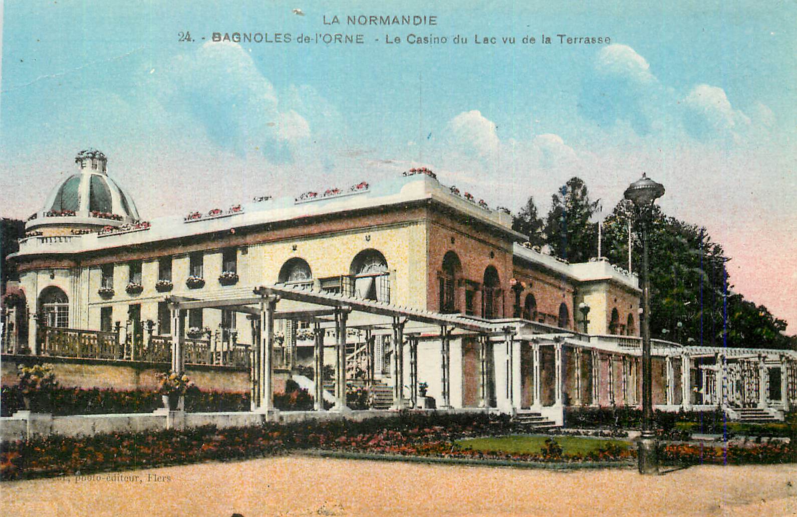 CPA La Normandie Bagnoles de l'Orne Le Casino du Lac vu Lac vu de la Terrasse