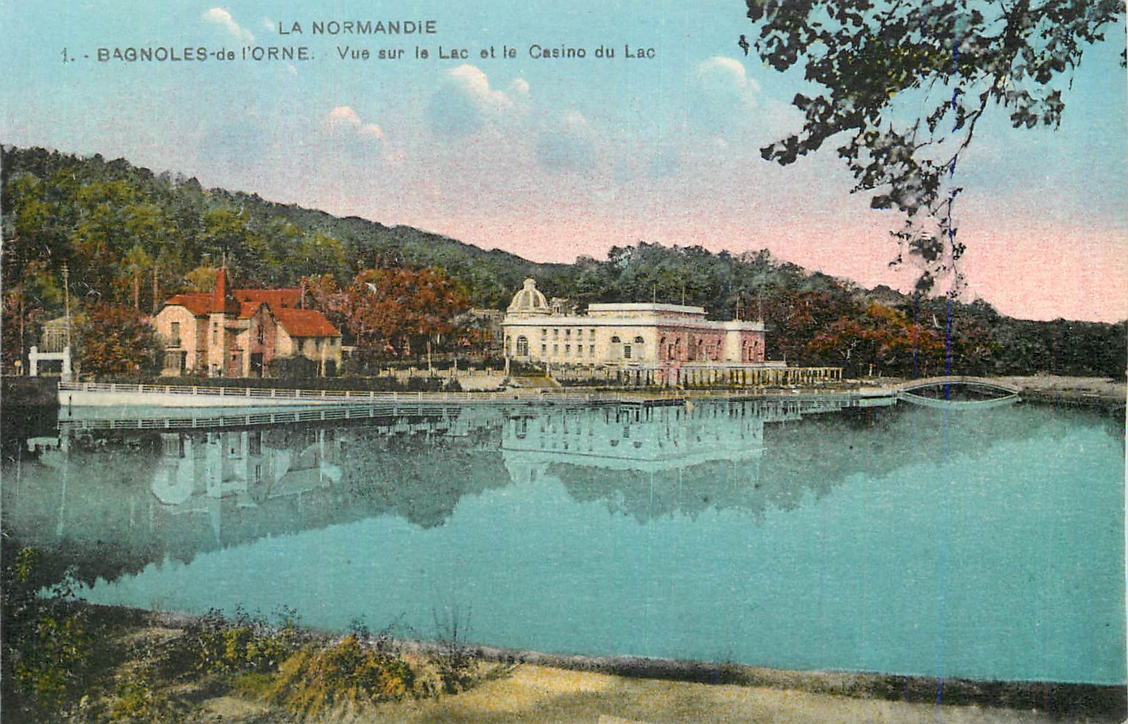 CPA La Normandie Bagnoles de l'Orne Vue sur le Lac et le Casino du Lac