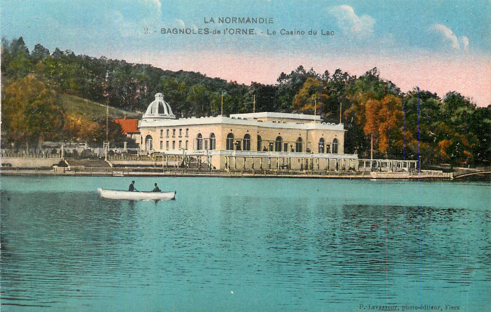 CPA La Normandie Bagnoles de l'Orne Le Casino du Lac