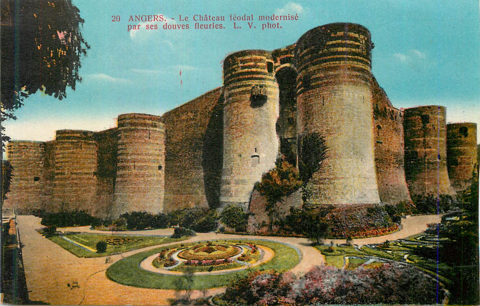 CPA Angers Le Chateau Feodal Modernise par ses Douves Fleuries