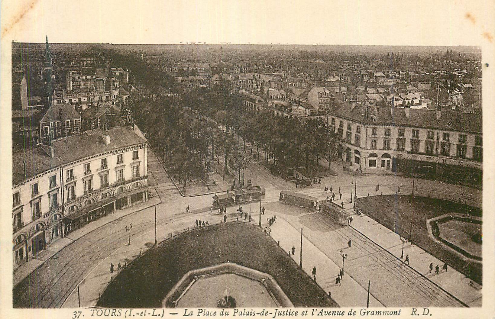 CPA Tours (I et L) La Place du Palais de Justice et l'Avenue de Grammont