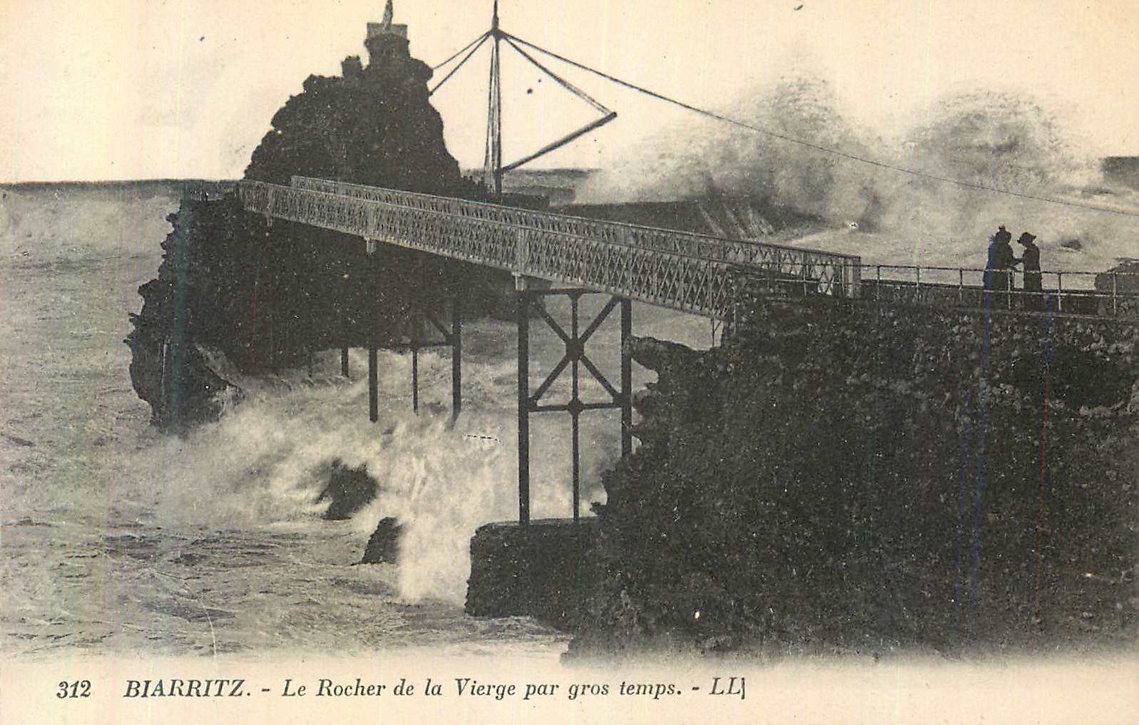 Biarritz - Le Rocher de la Vierge par gros temps - LL