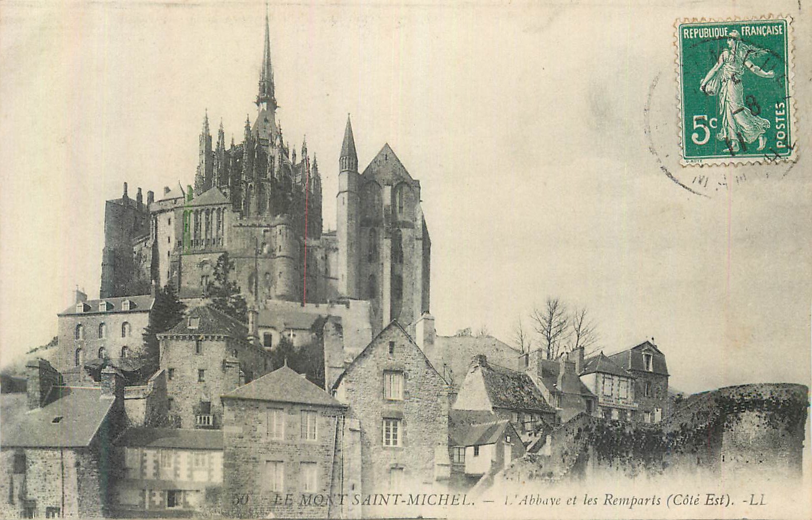 CPA Le Mont Saint Michel L'Abbaye et les Remparts (Cote Est)